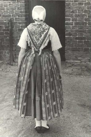 Hoyerswerdaer Tracht aus Seidewinkel : Kleidung - Hoyerswerdaer Tracht. Ort: Židźino / Seidewinkel. Tracht aus Seidewinkel, Mai 1970. Die große Sonntagstracht (Tanz zur Fastnacht).