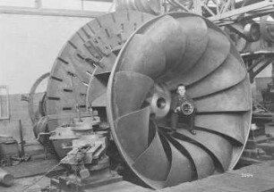 Francis-Turbinen-Laufrad von etwa 3 Meter Durchmesser : Technikgeschichte | Maschinenbau | Kraftmaschinen | Wasserkraftmaschinen