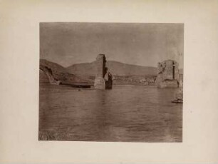 Brückenpfeiler : Pfeiler der Brückenruine von Hasankeyf aus dem 12. Jahrhundert. Im Hintergrund Ausläufer des armenischen Taurus.