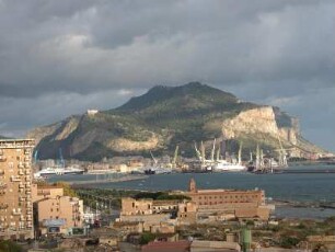 Der 606 m hohe Hausberg von Palermo, Monte Pellegrino, davor der Fährhafen + Stadtzentrum