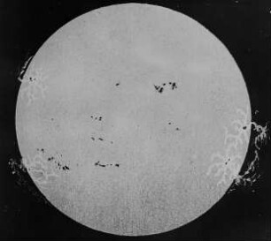 Die Sonne mit Flecken, Fackeln und Protuberanzen : Technikgeschichte | Astronomie | Sonne