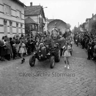 Karpfenfest: Umzug: Mottowagen "Der Hecht im Karpfenteich", dahinter Mottowagen "Neptun mit Gefolge", Traktor: beiderseits am Straßenrand Zuschauer, 12. Oktober 1969