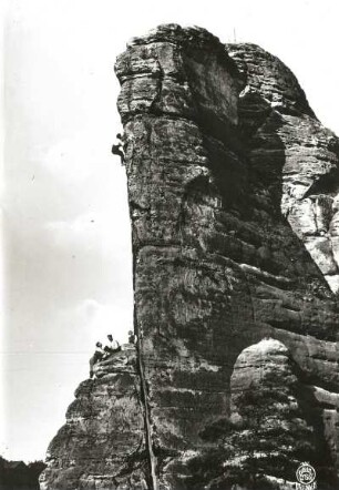 Sächsische Schweiz, Rathener Gebiet. Talwächter. Seilschaft Bruno Henning an der Ostkante (FKV-Kante, VI)