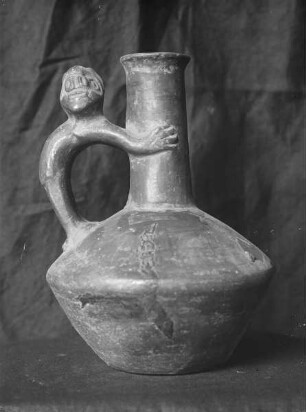 Tonkrug mit figürlichem Henkel