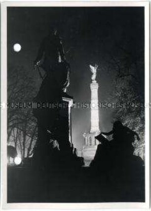 Berlin, Siegessäule und Bismarckdenkmal bei Nacht