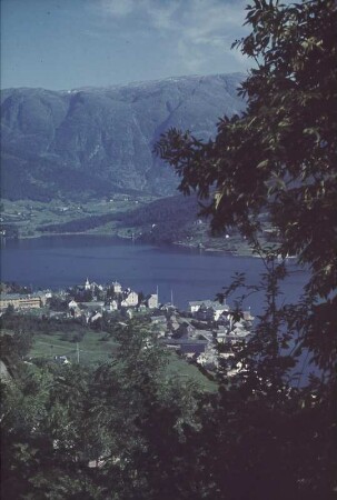 Reisefotos Norwegen. Teilansicht eines Ortes mit Kirche an einem Fjord