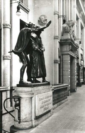 Skulptur Faust und Mephisto (Szene "Mephisto verzaubert die Studenten") : Mathieu Molitor (1873-1929). Skulptur Faust und Mephisto (Szene "Mephisto verzaubert die Studenten"), Bronze, 1913. Leipzig, Auerbachs Keller, Mädlerpassage. Ansicht von links