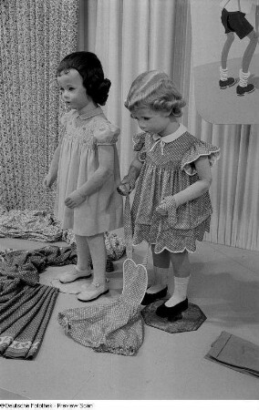 Messestand mit Kinderbekleidung
