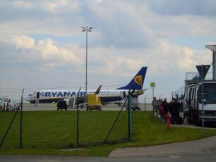 Flughafen Cochstedt : Außenansicht des Flughafens Magdeburg-Cochstedt International mit einem Ryanair-Jet, aufgenommen am 18. April 2012