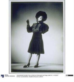 Frau in Kleid von Gehringer und Glupp