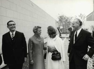 Prinz Louis Ferdinand von Preußen und Klaus Schütz im Skulpturen Garten der Neuen National Galerie