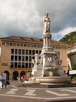 Hauptplatz mit Denmal für Walter von der Vogelweide