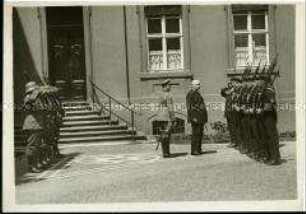 Paul von Hindenburg mit Reichswehr-und Marinewache am Reichspräsidentenpalais