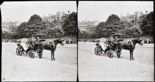 Paris. Avenue du Bois de Boulogne. Louise Mayer in der Kutsche