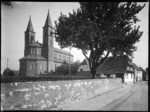 Bulach Katholische Sankt Cyriakus Kirche Außenansicht von Südwesten