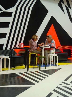 Venedig - Besucherinnen der Biennale : Besucherinnen in einem Pop Art Cafè der Biennale von Venedig. Aufgenommen am 6. August 2011