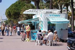 Cannes - Auf der Uferpromenade : Auf der Croisette-Uferpromenade in Cannes, aufgenommen 2006