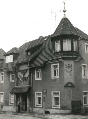Dippoldiswalde, Brauhofstraße 19. Wohnhaus mit Sonnenuhr. Eckansicht