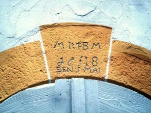 Langhaus Schlußstein der Türe mit Initialen sowie Jahr 1618 (den 5ten Mai)-Bauinschrift anläßlich Neubau des Langhauses