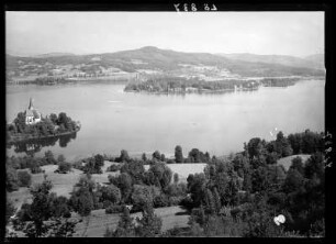 Österreich, Maria Wörth. Wörthersee gegen Pirkerkogel mit Kirche