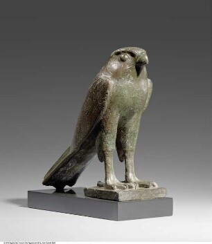Statuette des Gottes Horus in Gestalt eines Falken