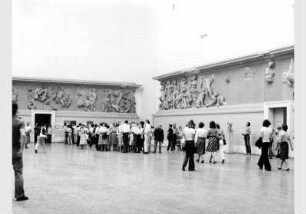 Besucher im Pergamonsaal im Pergamonmuseum