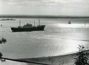 Hamburg-Blankenese. Blick vom Falkensteiner Ufer auf die Elbe. Ein Frachtschiff fährt stromabwärts Richtung Elbmündung