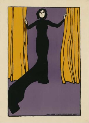 Frau in schwarzem Kleid zwischen Vorhang stehend
