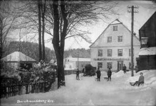 Gasthof Oberschmiedeberg : Links neben dem Gasthof: Schneidmühle und Holzmehl-Mahlmühle Neubert; ganz links: Feuerwehr-Gerätehaus