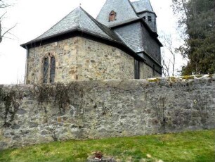 Ansicht von Nordosten mit Kirche über Kirchhofmauer (mit Werksteinen im Mauersteinverband)