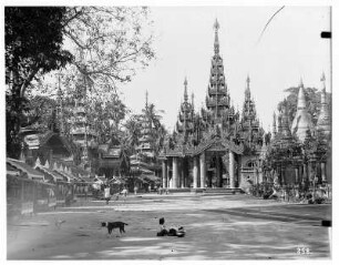 Rangun, Birma. Shwedagon-Pagode. Ansicht der Tempelanlage mit Einheimischen vor Verkaufsständen