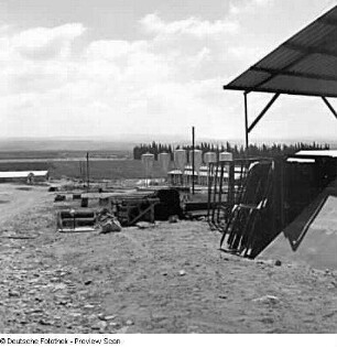 Kibbutz Gesher Haziv. Blick über landwirtschaftliche Anlagen