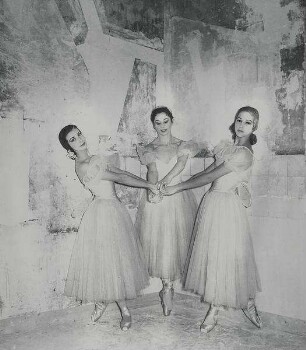 Drei Balletttänzerinnen aus dem Cuevas-Ballett