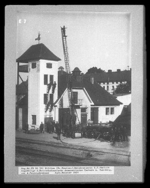 Wilthen, Weinbrennerei C. T. Hünlich, Angehörige der Betriebsfeuerwehr demonstrieren Technik und Ausrüstung vor dem Feuerwehrdepot, 1925