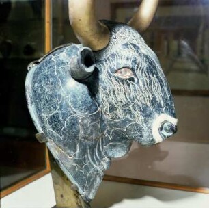 Stierkopfrhyton aus Knossos : Iraklion. Archäologisches Museum IV50. Stierhaupt, Rhyton aus Steatit. Kleiner Palast von Knossos