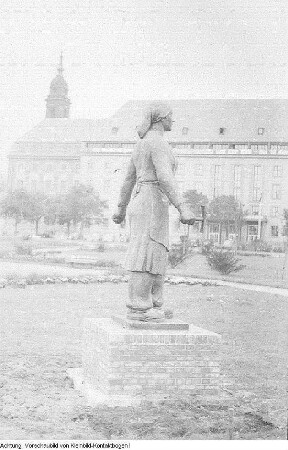 Dresden, Altstadt, Bürgerwiese. Denkmal Trümmerfrau von Walter Reinhold, Eisenguss, 1952 (1. Standort), Oktober 1952