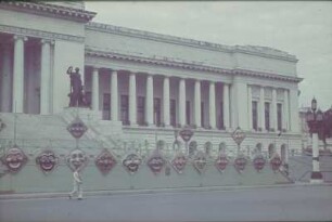 Reisefotos. Museumsbau?. Teilansicht der Haupteingangsfront