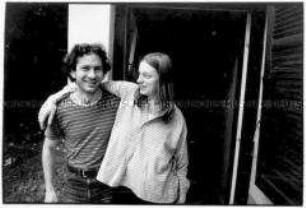 Mann und Frau Arm in Arm (Altersgruppe 18-21)
