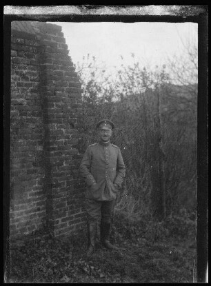 Oberleutnant Knorr bei einer Mauer