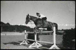 Soldat beim Springreiten