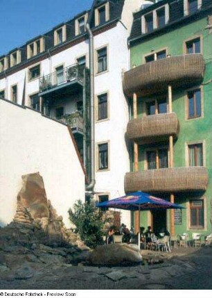 Hof der Tiere : KunsthofPassage. Hof der Tiere mit Tiki-Bar, dahinter Hof der Metamorphosen
