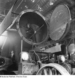 Vorderfront (mit geöffneter Rauchkammer) einer Güterzuglokomotive der Baureihe 52 : Berlin-Tempelhof. Reichsbahnausbesserungswerk. Vorderfront (mit geöffneter Rauchkammer) einer Güterzuglokomotive der Baureihe 52