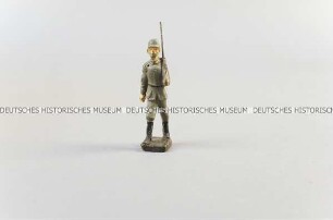 Massefigur: Soldat, marschierend, Gewehr links geschultert