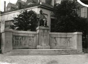 Denkmal für den Arzt Frans Cornelis Donders : Denkmal für den Arzt Frans Cornelis Donders. Stein, Bronze (um 1920). Utrecht
