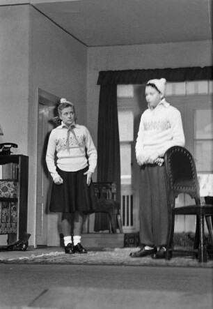 Szenenbilder aus " Das rote Halstuch" von S. Michalkow mit H.-E. Stecher, S. Menzel, Ch. Stenschke, E. Friedrichson, Theater der Freundschaft, 29.04.1952