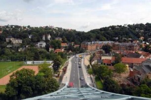 Dresden-Loschwitz. Blick vom östlichen Brückenpylon der Elbbrücke "Blaues Wunder" auf Loschwitz