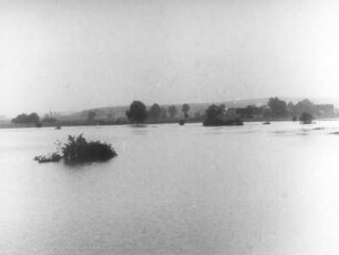 Hochwasser der Kipper bei Türchau. Blick über die Welchenwiese in die Niederung der Lausitzer Neiße (Beide Aufnahmen ergeben eine unechte Panorama-Aufnahme) : Türchau (Turoszów (Polen)). Hochwasser der Kipper bei Türchau. Blick über die Welchenwiese in die Niederung der Lausitzer Neiße (Beide Aufnahmen ergeben eine unechte Panorama-Aufnahme)