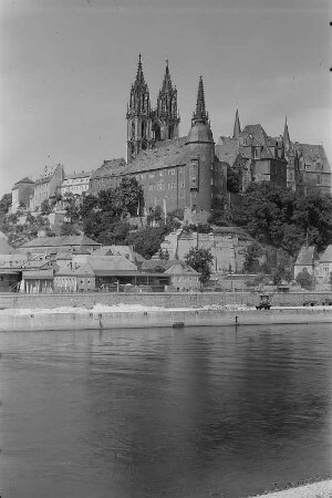 Meißen. Blick über die Elbe zur Albrechtsburg mit Dom
