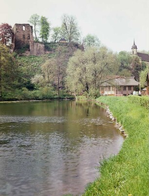Tharandt. Ruine und Kirche über den Schlossteich : Tharandt. Blick über den Schlossteich zu Burgruine und Bergkirche Zum Heiligen Kreuz