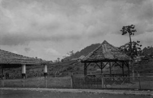 Straße : Straße durch ein Dorf der Lolo, rechts Pavillon und Papayabaum.